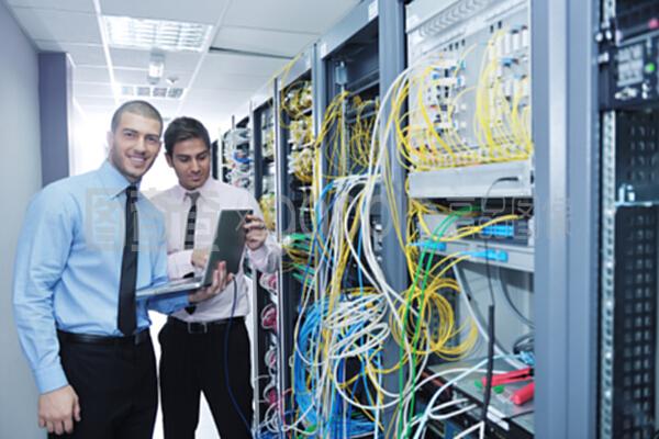 网络服务器室的工程实施 构建高效与可靠的网络环境